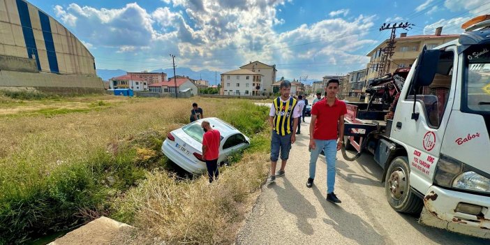 Yüksekova'da virajı alamayan araç kanala uçtu