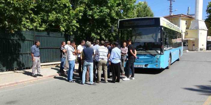 MOTAŞ’ın hatlarını iptal ettiği mahalleli çapa motoru ile yol kesti