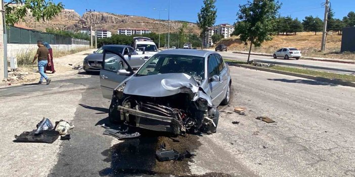 Elazığ’da otomobil aydınlatma direğine çarptı: 1 kişi yaralandı