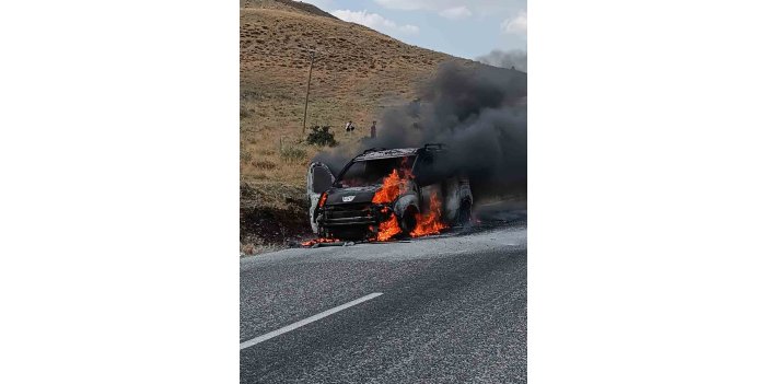 Muş’ta seyir halindeki araç yandı