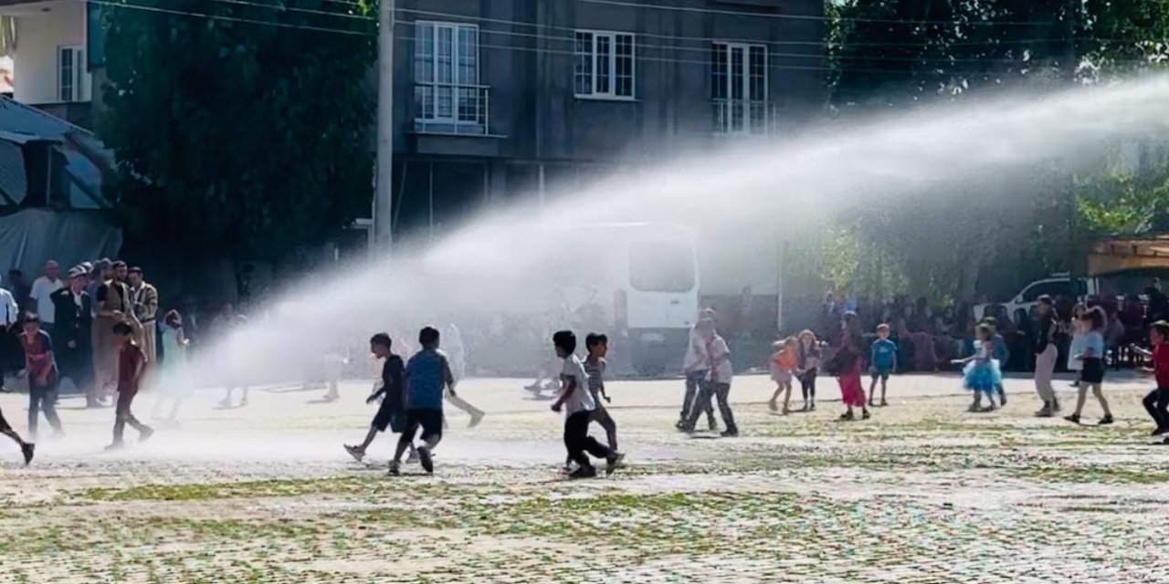 Yüksekova’da çocuklar düğün alanında tazyikli suyla eğlendi