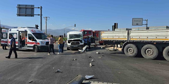 Antep’te 3 aracın karıştığı kazada minibüs şoförü ağır yaralandı