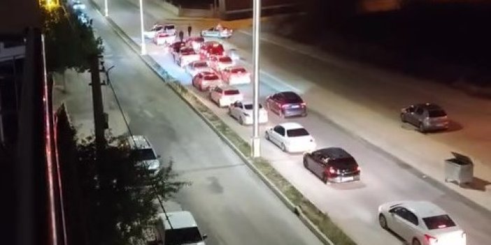 Elazığ'da düğün konvoyunda araçtan inip trafiği durdurup, havaya rastgele ateş açtı