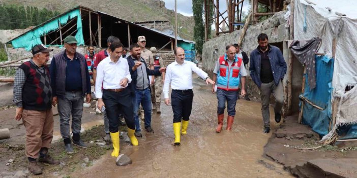 Oltu’da sağanak yağış sele neden oldu