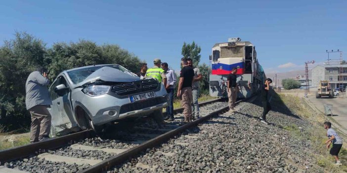 Van’da tren otomobile çarptı: 1 yaralı