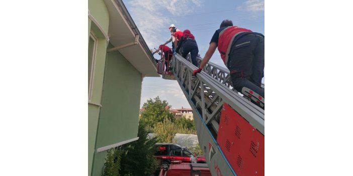 Van'da çatıda boya yapan kişi elektrik akımına kapıldı