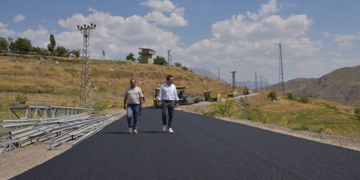 Hakkari'de köy yollarına asfalt çalışmaları başlatıldı