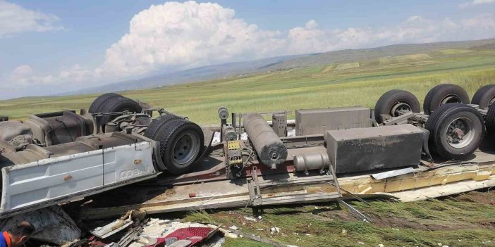 Kars’ta tırda sıkışan sürücüyü ekipler kurtardı