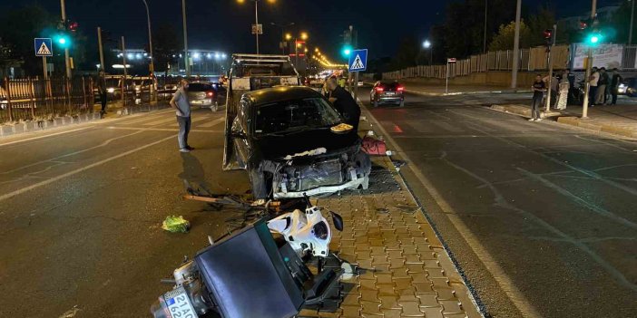 Diyarbakır’da otomobil, yayalara ve motosiklete çarptı: 5 yaralı