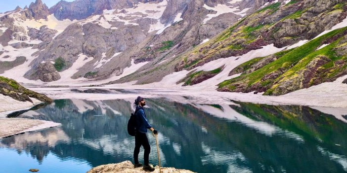 Yüksekova ile Şemdinli arasında yer alan buzul göl, doğaseverleri ağırladı