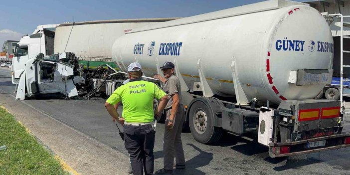 Antep'te tali yoldan çıkan tır ile yakıt ikmal aracı çarpıştı