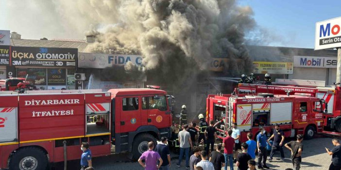 Diyarbakır’da 3. Sanayi Sitesi’nde çıkan yangına müdahale çalışmaları sürüyor