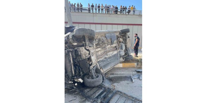 Van'da kontrolden çıkan otomobil takla attı: 3 yaralı