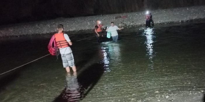 Adıyaman'da su seviyesinin yükselmesi ile derede mahsur kalan 16 kişi kurtarıldı