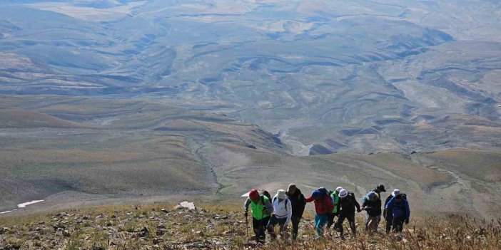 4 bin 58 rakımdaki buzul gölünde yüzdüler