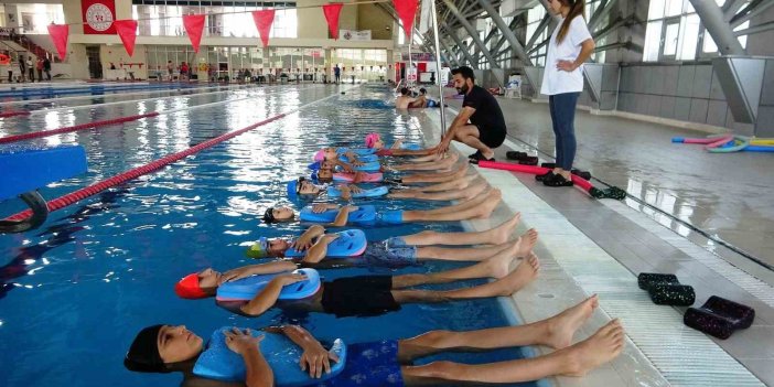 Van’da "Yüzme Bilmeyen Kalmasın" projesiyle 56 bin vatandaş yüzme öğrendi