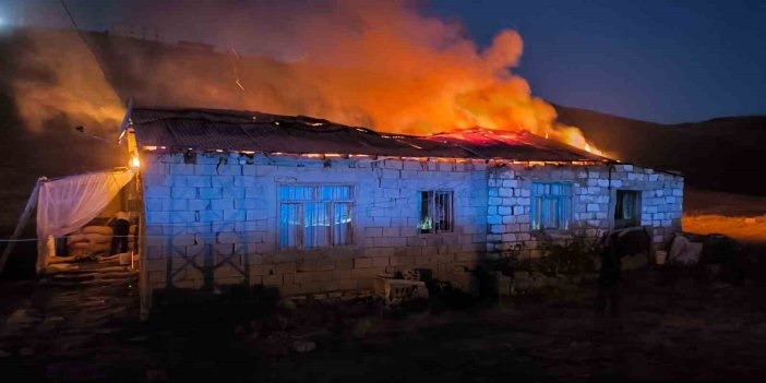 Van’da çıkan çatı yangını korkuttu