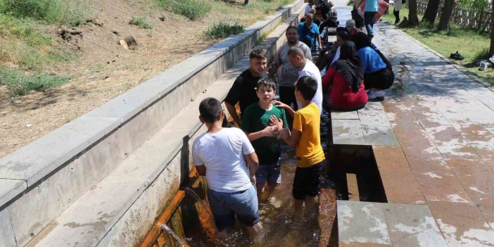 Kavurucu sıcakta Ekşisu buz gibi dondurdu