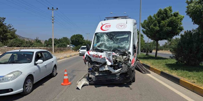 Gaziantep’te vakadan dönen ambulans tankere çarptı: 3 sağlıkçı yaralandı