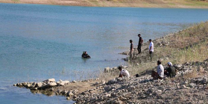 Baraj gölüne giren genç kayboldu, arama çalışmaları devam ediyor