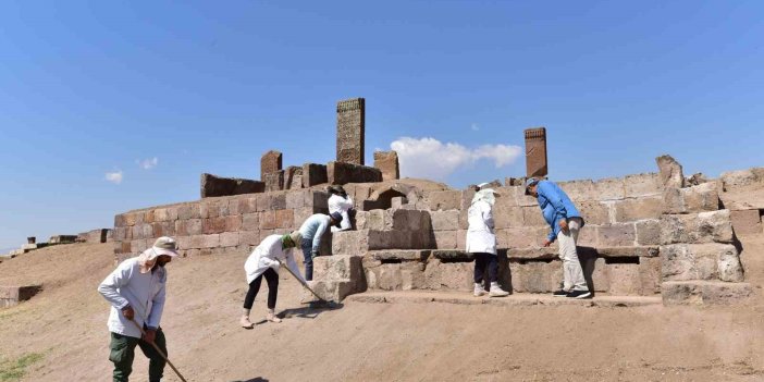 Tarihi mezarlıkta Birinci Dünya Savaşı’nda oluşan tahribatın izleri siliniyor