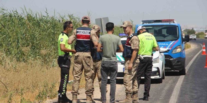 Urfa'da kanala devrilen kamyonetin sürücüsü yaralandı