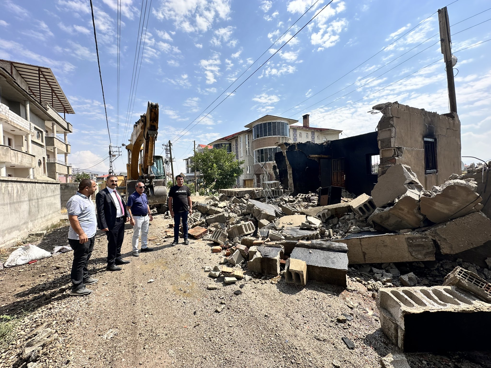 Yüksekova Belediyesi, asfaltlama ve yol genişletme çalışmalarını duyurdu