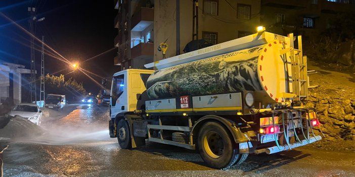 Şemdinli Belediyesi, gece boyunca temizlik çalışmaları gerçekleştirdi