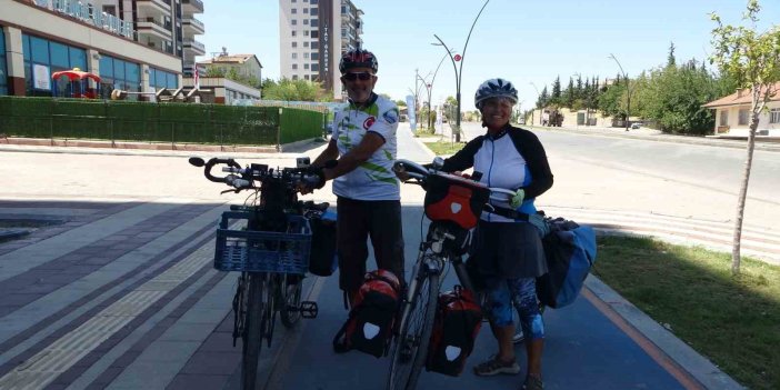 Seyahat tutkunu çift, bisikletle 3 bin kilometre yol kat etti