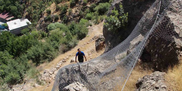 Şırnak’ta kayalar halatla bağlandı