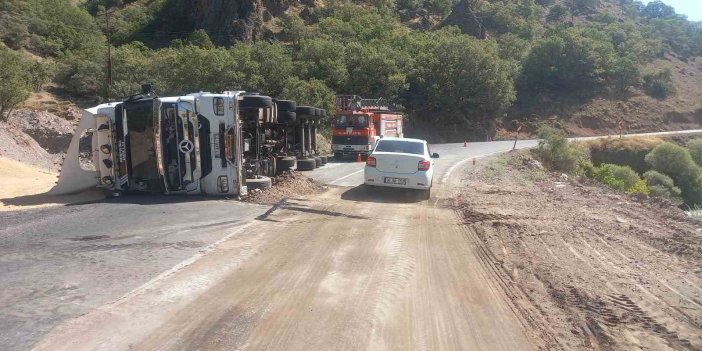 Tunceli Pülümür'de buğday yüklü tır devrildi