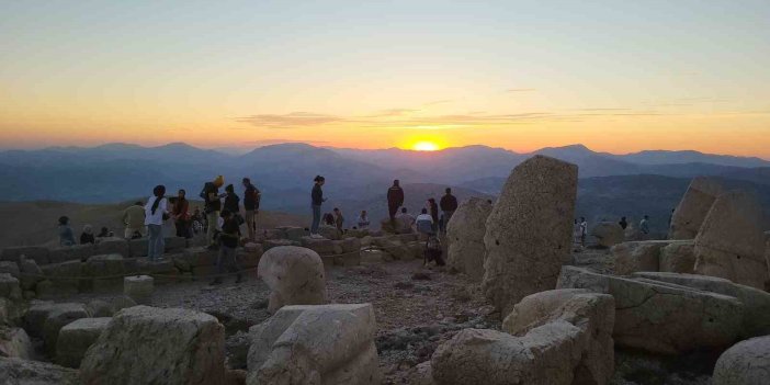 Nemrut’un zirvesinde her sene binlerce kişi güneşin doğuşunu ve batışını izliyor