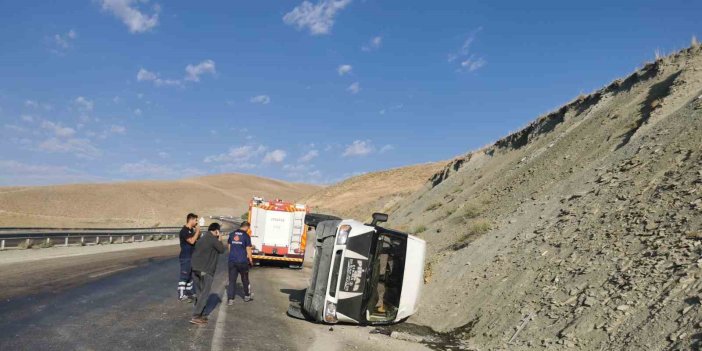 Van'da minibüs yan yattı: 2 kişi yaralandı