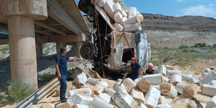 Kontrolden çıkan tır uçuruma yuvarlandı: 1 kişi öldü