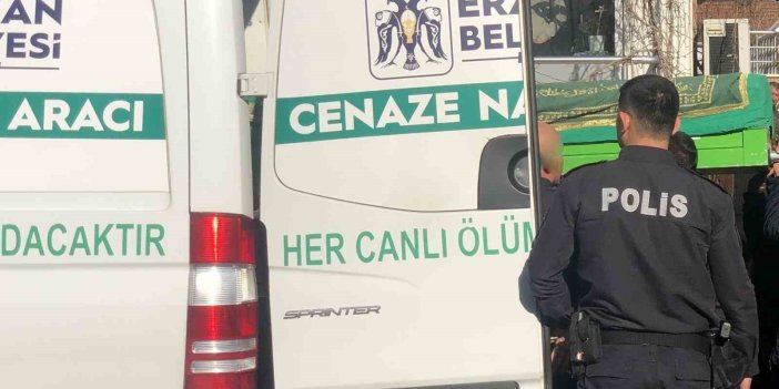 Erzincan'da araç içerisinde kalp krizi geçiren kamyon sürücüsü vefat etti