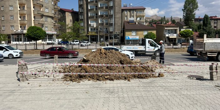 Yüksekova’da VEDAŞ arıza ekipleri, yeraltı fiber hattındaki sorunu gideriyor