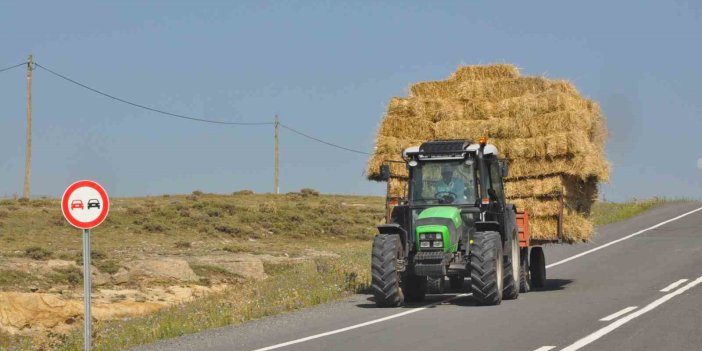 Kars’ta ot yüklü traktörler sürücüleri zor durumda bırakıyor