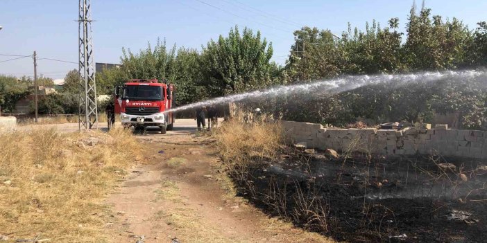 Adıyaman'da otluk alanda çıkan yangın bahçeye sıçradı