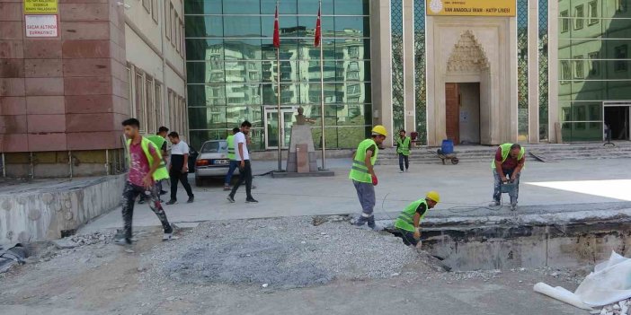 Van’da okulların bakım onarım çalışmaları sürüyor