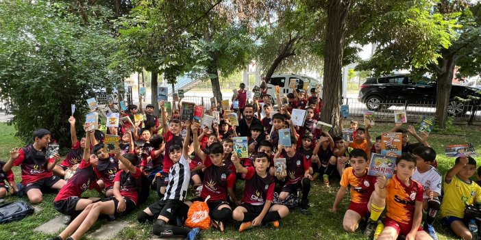 Yüksekova'da futbol okulu öğrencilerinden kitap okuma etkinliği