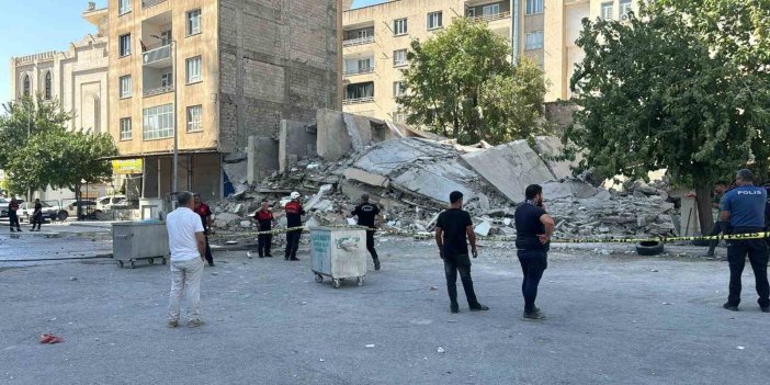 Urfa’da faciadan dönüldü: Yıkım sırasında bina iş makinesinin üzerine devrildi