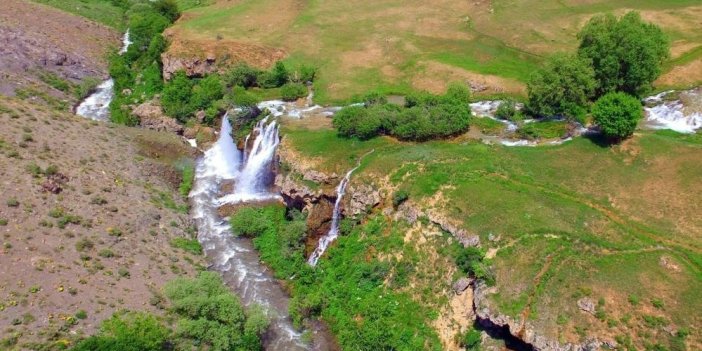 Erzincan'da 30 metre yükseklikten dökülen saklı cennet görenleri hayran bırakıyor