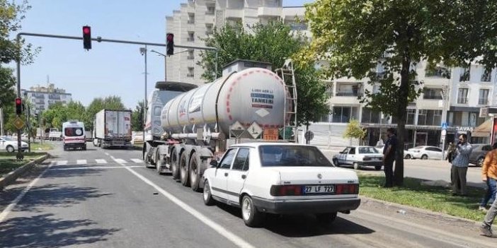 Siverek’te ışıklarda bekleyen yakıt tankerine, otomobil çarptı: 2 kişi yaralandı