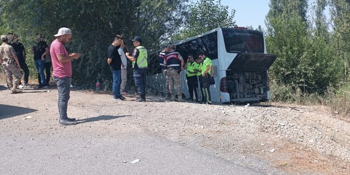 Iğdır'da yolcu otobüsü yoldan çıkıp ağaca çarptı: 2'si ağır 14 yaralı