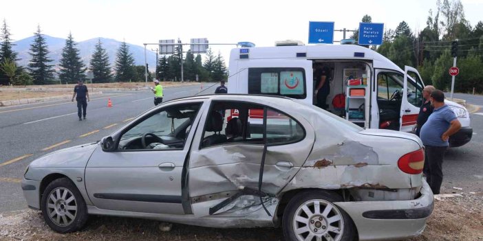 Elazığ’da otomobil ile hafif ticari araç çarpıştı: 8 kişi yaralandı