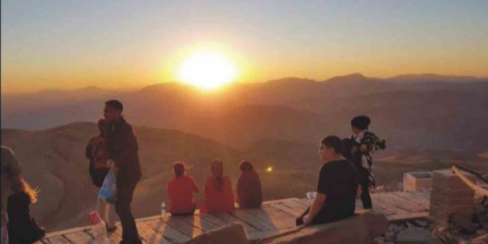 Adıyaman'da güneşin doğuşunu meditasyon yaparak izlediler