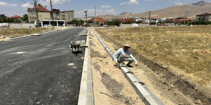 Yüksekova’da asfaltlama çalışmaları ve kanalizasyon hat onarımı