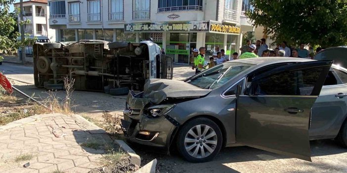 Elazığ’da otomobille çarpışan minibüs yan yattı: 2 kişi yaralandı