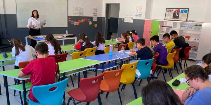 Adıyaman'da Leman öğretmen çocuklarla, çocuklar da Leman öğretmenle hayata tutundu