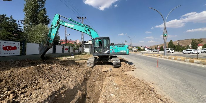 Yüksekova'da İpekyolu üzerinde kaldırım ve altyapı çalışmaları